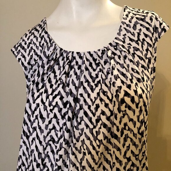 Kasper Geometric Pattern Cap Sleeve Scoop Neck Top in Black/White/Gray Sz M - Picture 2 of 5